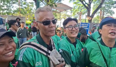 Salah satu driver ojek online yang bertemu Wapres Gibran, Riska Amelia di kawasan Monas, Jakarta, Selasa (2/9). Foto: Abid Raihan/kumparan