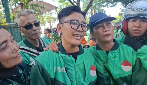 Salah satu driver ojek online yang bertemu Wapres Gibran, Riska Amelia di kawasan Monas, Jakarta, Selasa (2/9). Foto: Abid Raihan/kumparan