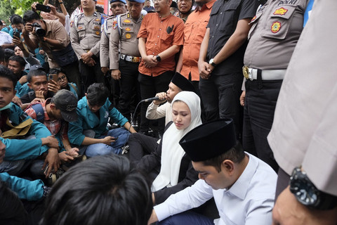 Ketua DPRD Sumut, Erni Ariyanti Sitorus saat menemui massa di depan Kantor DPRD Sumut, Medan, Selasa (2/9/2025). Foto: Dok. Istimewa