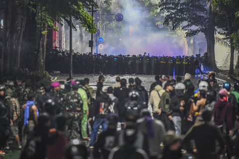 Suasana aksi menuntut pengusutan kasus penabrakan pengemudi ojek online oleh mobil rantis Brimob di depan Markas Komando Brimob Polda Metro Jaya, Kwitang, Jakarta, Jumat (29/8/2025). Foto: Galih Pradipta/ANTARA FOTO