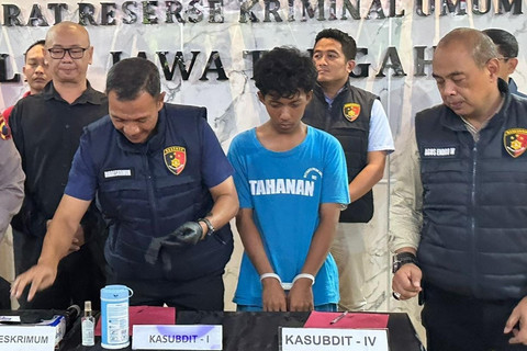 Polisi menunjukkan tersangka kasus penyerangan dan perusakan Markas Polda Jawa Tengah berinisial MRA (19) saat konpers di Polda Jateng, Selasa (2/9/2025). Foto: Intan Alliva Khansa/kumparan