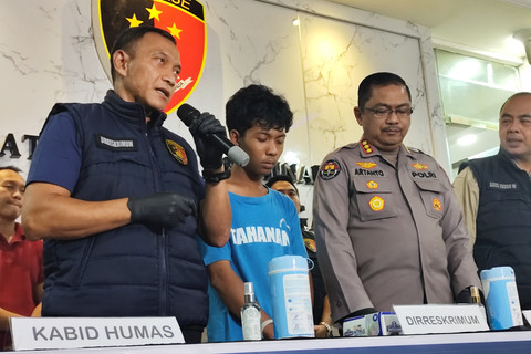 Polisi menunjukkan tersangka kasus penyerangan dan perusakan Markas Polda Jawa Tengah berinisial MRA (19) saat konpers di Polda Jateng, Selasa (2/9/2025). Foto: Intan Alliva Khansa/kumparan