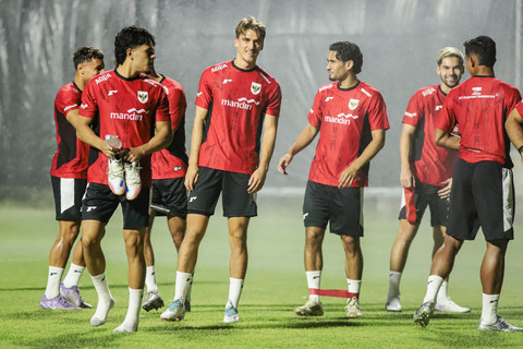 Pemain Timnas Indonesia Mauro Zijlstra mengikuti sesi latihan di Lapangan C Stadion Gelora Bung Tomo, Surabaya, Jawa Timur, Selasa (2/9/2025). Foto: Rizal Hanafi/ANTARA FOTO