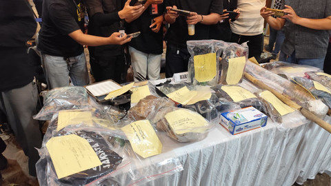 Polisi menujukkan barang bukti demonstrasi berujung ricuh saat konpers di Polda Metro Jaya, Jakarta, Selasa (2/9/2025). Foto: Jonathan Devin/kumparan