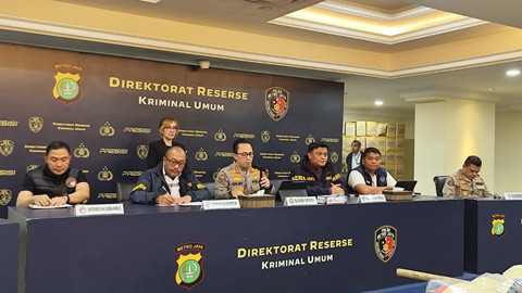 Kabid Humas Polda Metro Jaya Kombes Pol Ade Ary Syam memberikan keterangan pers demonstrasi berujung ricuh saat konpers di Polda Metro Jaya, Jakarta, Selasa (2/9/2025). Foto: Jonathan Devin/kumparan