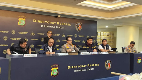 Kabid Humas Polda Metro Jaya Kombes Pol Ade Ary Syam memberikan keterangan pers demonstrasi berujung ricuh saat konpers di Polda Metro Jaya, Jakarta, Selasa (2/9/2025). Foto: Jonathan Devin/kumparan