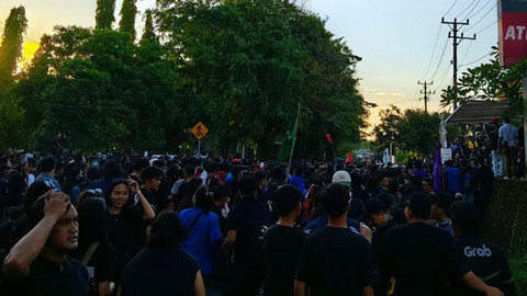 Demo mahasiswa di depan kantor DPRD Sulawesi Utara, Senin 1 September 2025.