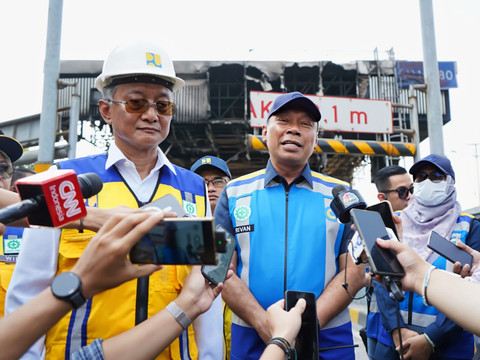 Menteri PU Dody Hanggodo (kiri) dan Direktur Utama PT Jasa Marga (Persero) Tbk. Rivan Achmad Purwantono (kedua dari kanan) saat memeriksa gerbang Tol Dalam Kota yang terdampak aksi unjuk rasa, Selasa (02/09). Foto: Dok. Jasa Marga