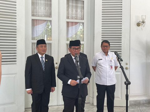 Gubernur Jakarta, Pramono Anung, saat diwawancarai wartawan usai pelantikan dan pengambilan sumpah jabatan fungsional di Pemprov Jakarta, di Balaikota Jakarta, Rabu (3/9/2025). Foto: Fadhil Pramudya/kumparan