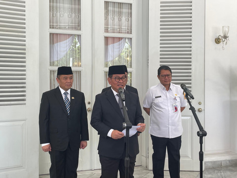Gubernur Jakarta, Pramono Anung, saat diwawancarai wartawan usai pelantikan dan pengambilan sumpah jabatan fungsional di Pemprov Jakarta, di Balaikota Jakarta, Rabu (3/9/2025). Foto: Fadhil Pramudya/kumparan
