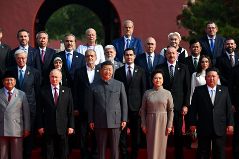 Preside Indonesia Prabowo Subianto berdiri sejajar bersama Presiden Tiongkok Xi Jinping, Presiden Rusia Vladimir Putin, dan pemimpin Korea Utara Kim Jong Un dalam peringatan 80 tahun berakhirnya Perang Dunia II di Beijing, China, Rabu (3/9/2025). Foto: Sergey Bobylev / POOL / AFP