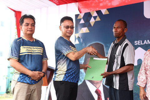 Wali Kota Pontianak, Edi Rusdi Kamtono saat menyerahkan bantuan kepada warga. Foto: Dok. Kominfo Pontianak