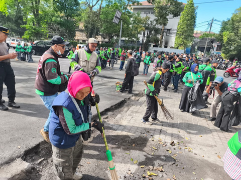 Komunitas pengemudi ojek online Bandung lakukan aksi bersih-bersih di depan Gedung DPRD Jawa Barat, Rabu (3/9/2025). Foto: Linda Lestari/kumparan