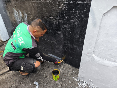 Komunitas pengemudi ojek online Bandung lakukan aksi bersih-bersih di depan Gedung DPRD Jawa Barat, Rabu (3/9/2025). Foto: Linda Lestari/kumparan