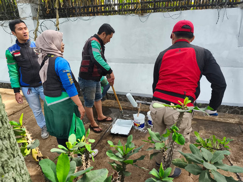 Komunitas pengemudi ojek online Bandung lakukan aksi bersih-bersih di depan Gedung DPRD Jawa Barat, Rabu (3/9/2025). Foto: Linda Lestari/kumparan