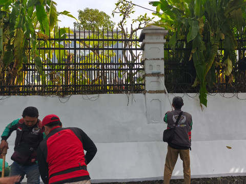 Komunitas pengemudi ojek online Bandung lakukan aksi bersih-bersih di depan Gedung DPRD Jawa Barat, Rabu (3/9/2025). Foto: Linda Lestari/kumparan