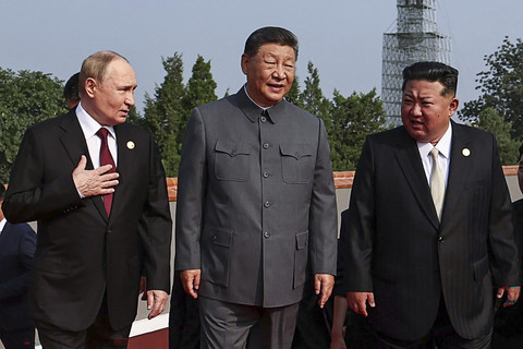 Presiden Rusia Vladimir Putin berjalan bersama Presiden China, Xi Jinping, dan pemimpin Korea Utara, Kim Jong-un, sebelum parade militer peringatan 80 tahun berakhirnya Perang Dunia II di Lapangan Tiananmen, Beijing, China, Rabu (3/9/2025). Foto: Alexander KAZAKOV / POOL / AFP