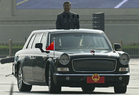 Presiden China, Xi Jinping memulai inspeksi pasukannya dalam parade militer yang memperingati 80 tahun berakhirnya Perang Dunia II di Lapangan Tiananmen, Beijing, China, Rabu (3/9/2025). Foto: Greg Baker/AFP
