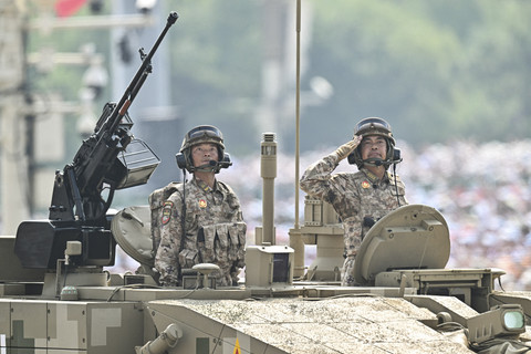 Seorang perwira militer Tiongkok di atas kendaraan memberi hormat dalam parade militer yang memperingati 80 tahun berakhirnya Perang Dunia II di Lapangan Tiananmen, Beijing, China, Rabu (3/9/2025). Foto: Pedro Pardo/AFP