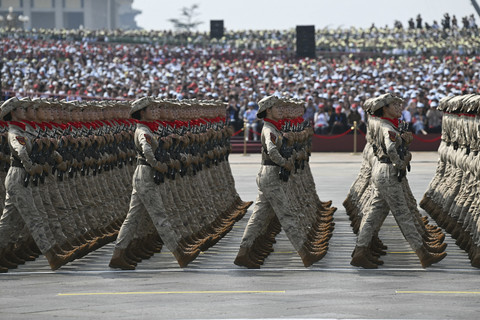 Pasukan perempuan Tiongkok berbaris dalam parade militer yang memperingati 80 tahun berakhirnya Perang Dunia II di Lapangan Tiananmen, Beijing, China, Rabu (3/9/2025). Foto: Greg Baker/AFP