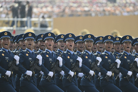 Pasukan Tiongkok berbaris dalam parade militer yang memperingati 80 tahun berakhirnya Perang Dunia II di Lapangan Tiananmen, Beijing, China, Rabu (3/9/2025). Foto: Greg Baker/AFP