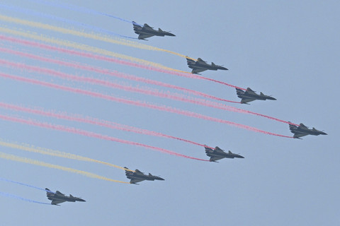 Pesawat-pesawat militer terbang dalam formasi selama parade militer yang memperingati 80 tahun berakhirnya Perang Dunia II di Lapangan Tiananmen, Beijing, China, Rabu (3/9/2025). Foto: Hector Retamal/AFP