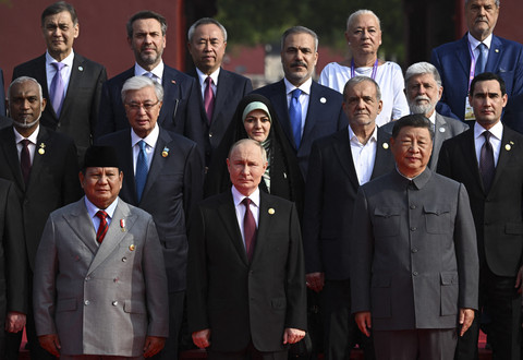 Presiden Rusia Vladimir Putin berpose bersama Presiden China Xi Jinping dan Presiden Indonesia Prabowo Subianto sebelum parade militer peringatan 80 tahun berakhirnya Perang Dunia II, di Lapangan Tiananmen, Beijing, China, Rabu (3/9/2025). Foto: Sergey Bobylev / POOL / AFP