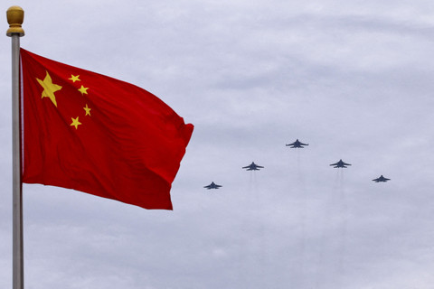 Jet tempur Shenyang J-16, Chengdu J-20, dan Shenyang J-35 terbang dalam formasi melewati bendera nasional Tiongkok selama gladi resik menjelang parade militer untuk memperingati 80 tahun berakhirnya Perang Dunia II, di Beijing, China (24/8/2025). Foto: Tingshu Wang/REUTERS