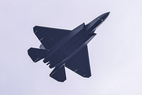 Jet tempur siluman Shenyang J-35 terbang dalam formasi selama gladi resik menjelang parade militer untuk memperingati 80 tahun berakhirnya Perang Dunia II, di Beijing, China (24/8/2025). Foto: Tingshu Wang/REUTERS