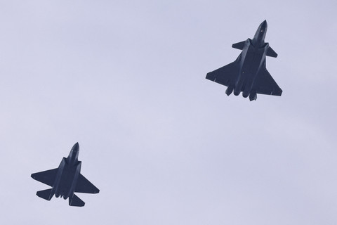 Jet tempur Chengdu J-20 dan Shenyang J-35 terbang dalam formasi selama gladi resik menjelang parade militer untuk memperingati 80 tahun berakhirnya Perang Dunia II, di Beijing, China (24/8/2025). Foto: Tingshu Wang/REUTERS
