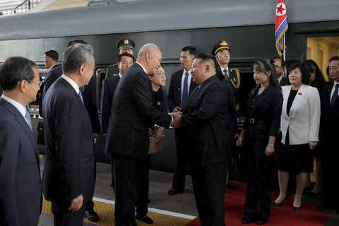 Pemimpin Korea Utara Kim Jong Un disambut di samping putrinya, Kim Ju-ae, oleh Direktur Kantor Umum Partai Komunis Tiongkok (PKT) Cai Qi dan Menteri Luar Negeri Tiongkok Wang Yi di Beijing, China, Selasa (2/9/2025). Foto: KCNA via REUTERS