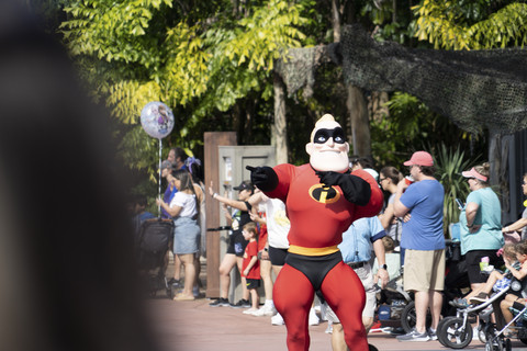 Ilustrasi staff Disney World yang mengenakan kostum Mr. Incredible. Foto: Jason Sponseller/Shutterstock