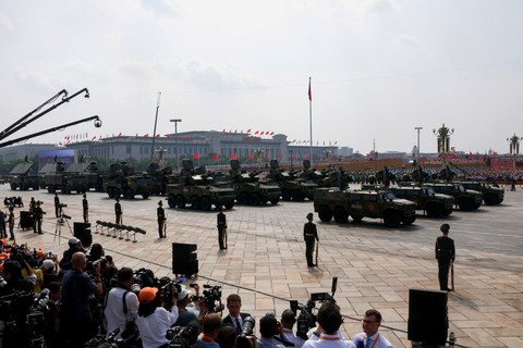 Anggota Tentara Pembebasan Rakyat berdiri saat persenjataan anti-drone dipamerkan dalam parade militer untuk memperingati 80 tahun berakhirnya Perang Dunia II, Beijing, China, Rabu (3/8/2025). Foto: Maxim Shemetov/REUTERS