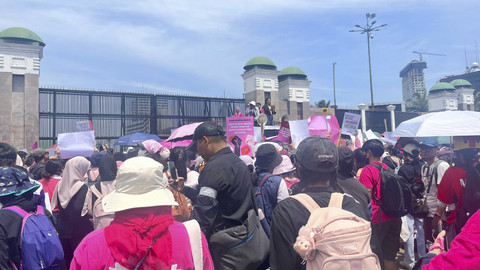 Suasana demo Aliansi Perempuan Indonesia (API) di depan Gedung DPR, Senayan, Jakarta Pusat, Rabu (3/9/2025). Foto: Nasywa Athifah/kumparan