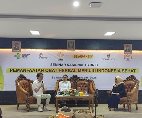 Direktur PT Industri Jamu Dan Farmasi Sido Muncul Tbk Dr. (H.C.) Irwan Hidayat dalam  Seminar Nasional Pemanfaatan Obat Herbal Menuju Indonesia Sehat 2025 di Fakultas Kedokteran Universitas Negeri Semarang (UNNES), Selasa (2/9). Foto: Intan Alliva/kumparan