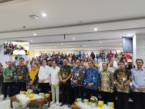Foto bersama Direktu dalam Seminar Nasional Pemanfaatan Obat Herbal Menuju Indonesia Sehat 2025 di Fakultas Kedokteran Universitas Negeri Semarang (UNNES), Selasa (2/9). Foto: Intan Alliva/kumparan