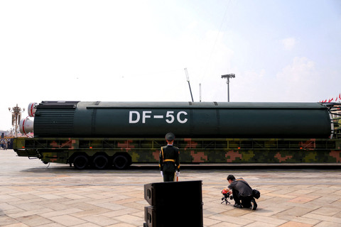 Seorang anggota Tentara Pembebasan Rakyat berdiri saat kelompok penyerang strategis memamerkan rudal nuklir DF-5C selama parade militer untuk memperingati 80 tahun berakhirnya Perang Dunia Kedua, di Beijing, China, Rabu (3/9/2025). Foto: Maxim Shemetov/REUTERS