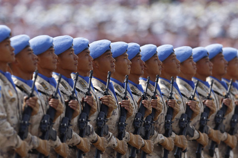 Personel pasukan penjaga perdamaian China berbaris dalam parade militer untuk memperingati 80 tahun berakhirnya Perang Dunia II, di Beijing, China, Rabu (3/9/2025). Foto: Tingshu Wang/REUTERS