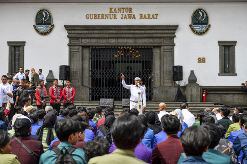 Gubernur Jawa Barat Dedi Mulyadi memberikan pandangannya saat forum dialog terbuka di Gedung Sate, Bandung, Jawa Barat, Rabu (3/9/2025). Foto: Raisan Al Farisi/ANTARA FOTO