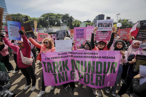 Massa yang tergabung dalam Aliansi Perempuan Indonesia (API) melakukan unjuk rasa di depan Gerbang Parlemen RI, Jakarta, Rabu (3/9/2025). Foto: Jamal Ramadhan/kumparan
