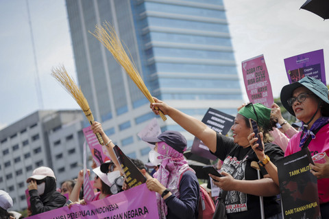 Massa yang tergabung dalam Aliansi Perempuan Indonesia (API) melakukan unjuk rasa di depan Gerbang Parlemen RI, Jakarta, Rabu (3/9/2025). Foto: Jamal Ramadhan/kumparan