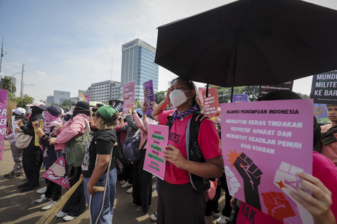 Massa yang tergabung dalam Aliansi Perempuan Indonesia (API) melakukan unjuk rasa di depan Gerbang Parlemen RI, Jakarta, Rabu (3/9/2025). Foto: Jamal Ramadhan/kumparan