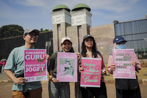 Massa yang tergabung dalam Aliansi Perempuan Indonesia (API) melakukan unjuk rasa di depan Gerbang Parlemen RI, Jakarta, Rabu (3/9/2025). Foto: Jamal Ramadhan/kumparan