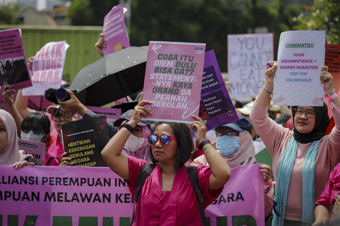 Massa yang tergabung dalam Aliansi Perempuan Indonesia (API) melakukan unjuk rasa di depan Gerbang Parlemen RI, Jakarta, Rabu (3/9/2025). Foto: Jamal Ramadhan/kumparan