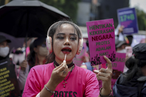 Massa yang tergabung dalam Aliansi Perempuan Indonesia (API) melakukan unjuk rasa di depan Gerbang Parlemen RI, Jakarta, Rabu (3/9/2025). Foto: Jamal Ramadhan/kumparan