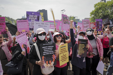 Massa yang tergabung dalam Aliansi Perempuan Indonesia (API) melakukan unjuk rasa di depan Gerbang Parlemen RI, Jakarta, Rabu (3/9/2025). Foto: Jamal Ramadhan/kumparan