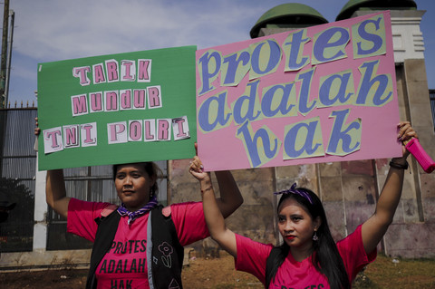 Massa yang tergabung dalam Aliansi Perempuan Indonesia (API) melakukan unjuk rasa di depan Gerbang Parlemen RI, Jakarta, Rabu (3/9/2025). Foto: Jamal Ramadhan/kumparan