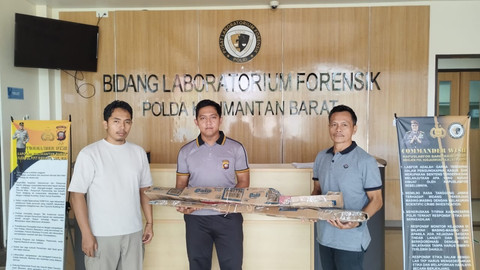 Petugas kepolisian saat memperlihatkan senjata api rakitan yang digunakan kedua pelaku untuk menembaki warga. Foto: Dok. Polres Ketapang