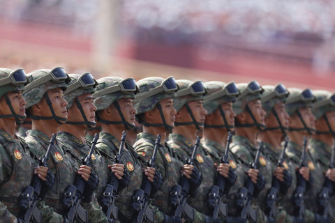 Personel Pasukan Dukungan Informasi (ISF) Tiongkok berbaris dalam parade militer untuk memperingati 80 tahun berakhirnya Perang Dunia II, di Beijing, China, Rabu (3/9/2025). Foto: Tingshu Wang/REUTERS