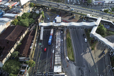 Foto udara jembatan penyeberangan orang (JPO) dan Halte Senen Toyota Rangga yang rusak di kawasan Senen, Jakarta, Rabu (3/9/2025). Foto: Darryl Ramadhan/kumparan